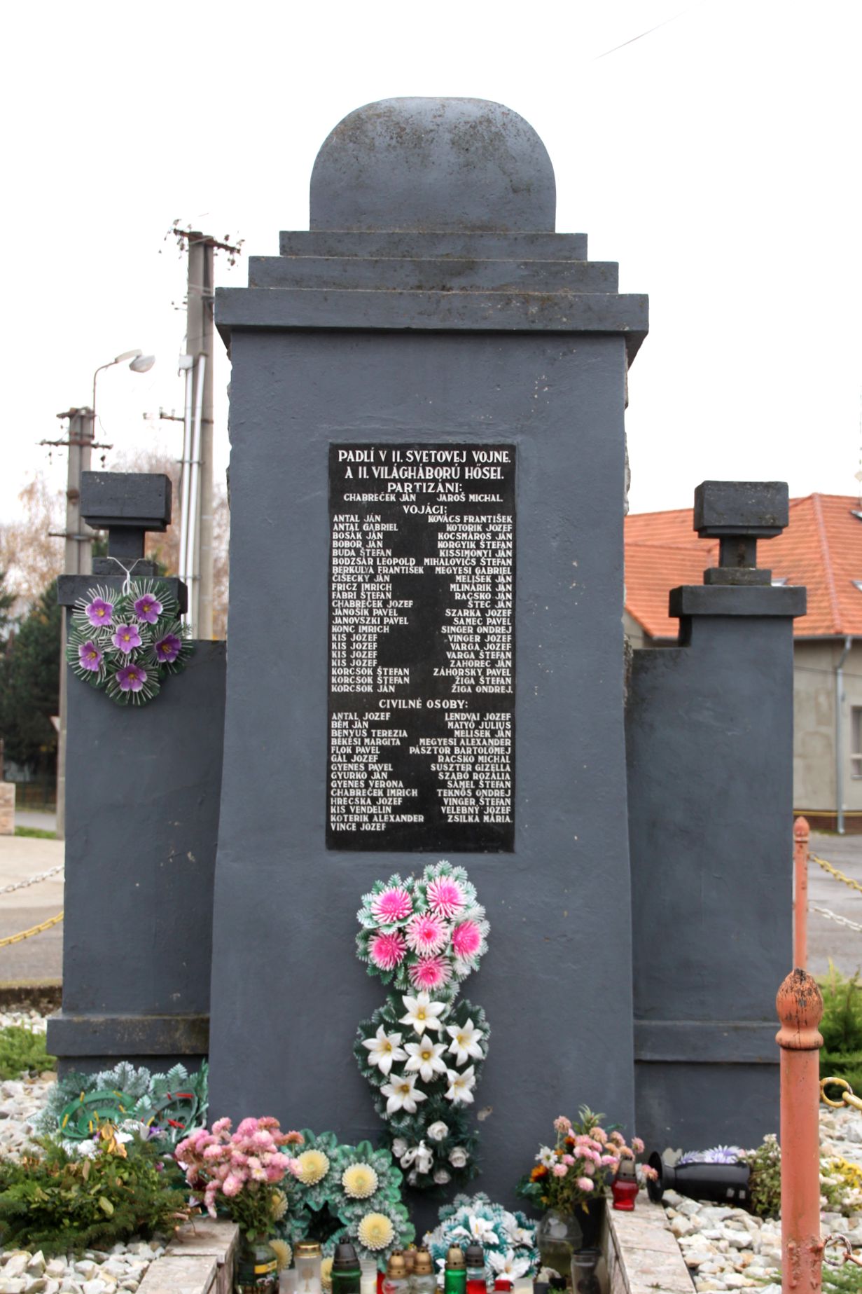 Az 1. és 2. világháború hőseinek emlékműve