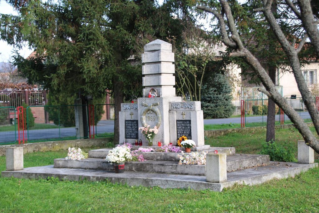 Az 1. és 2. világháború hőseinek emlékműve