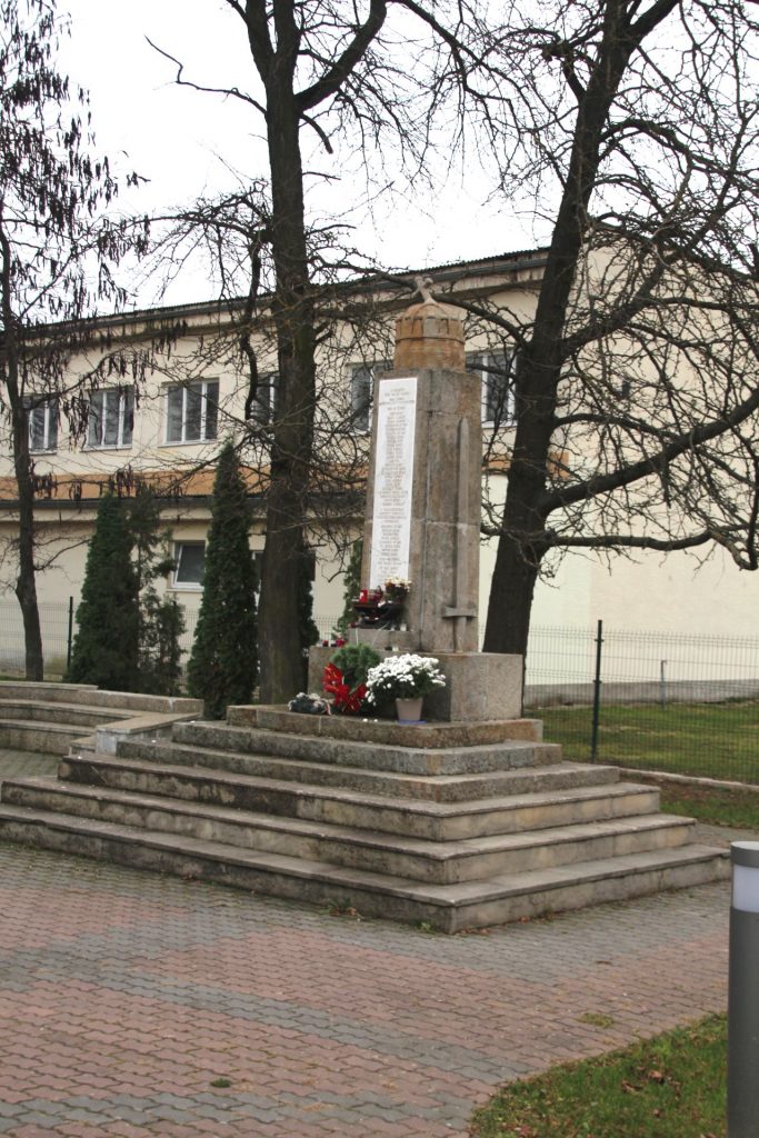 Az 1. és 2. világháború hőseinek emlékműve