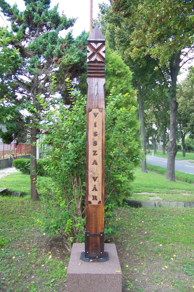 Kopjafa a farnadi községháza előtt