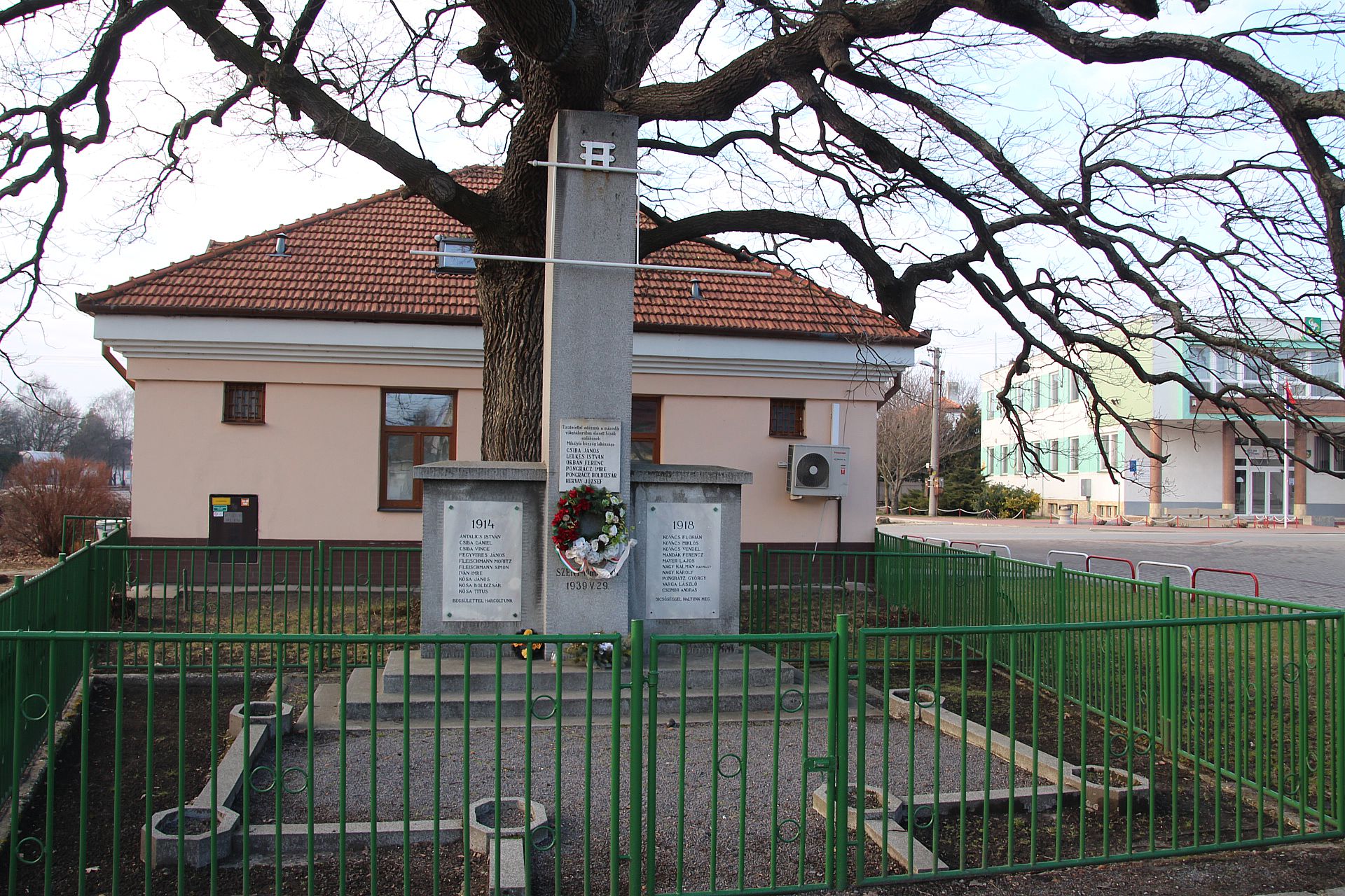 Az 1. és 2. világháború hőseinek emlékműve