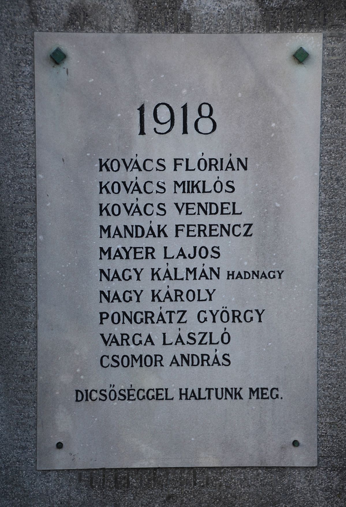 Az 1. és 2. világháború hőseinek emlékműve