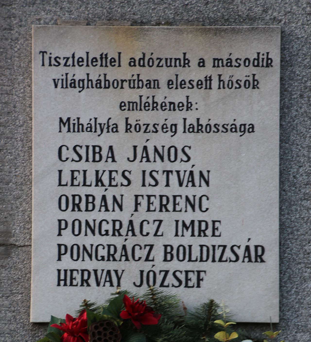 Az 1. és 2. világháború hőseinek emlékműve