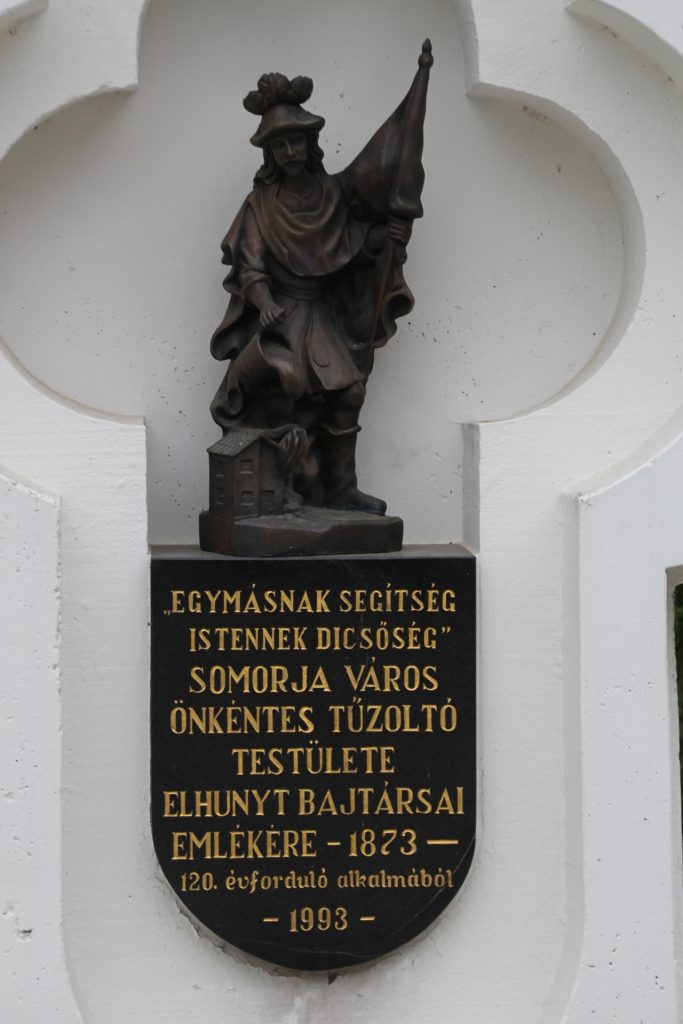 Az önkéntes tűzoltók elhunyt bajtársaik emlékére állított szobra