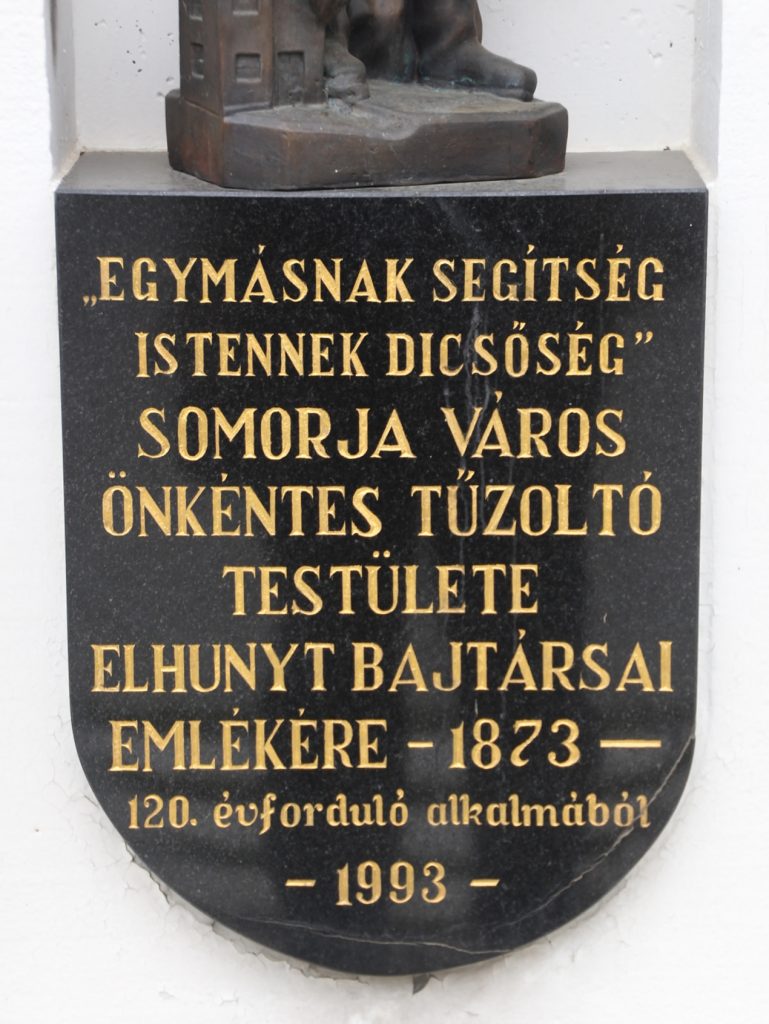 Az önkéntes tűzoltók elhunyt bajtársaik emlékére állított szobra
