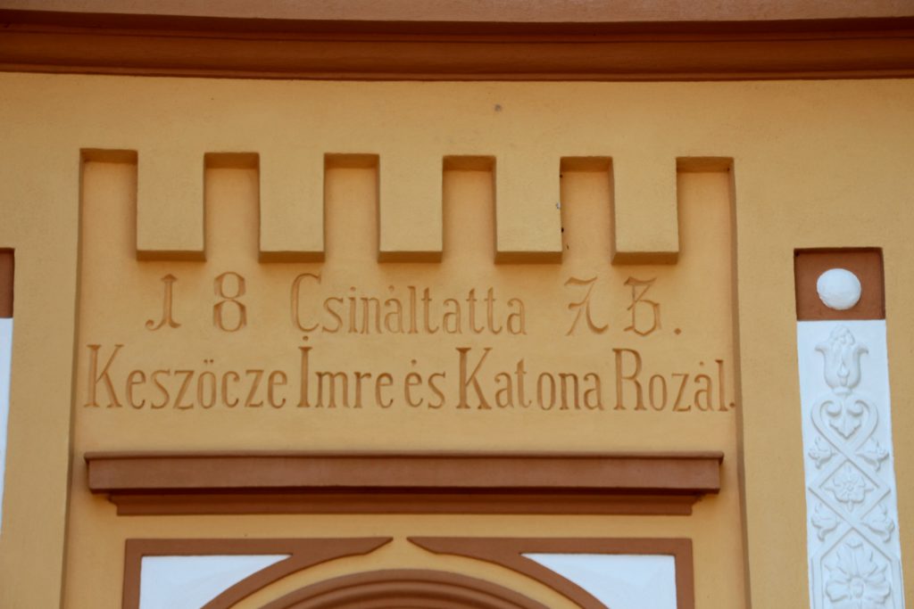 Szoborfülkés képoszlop