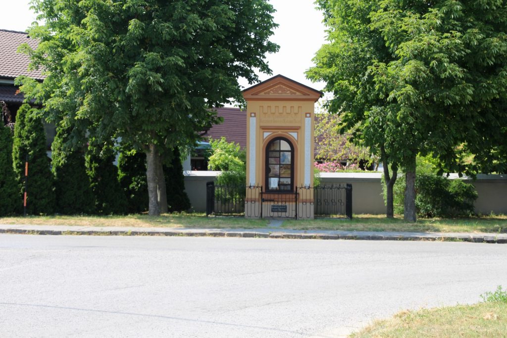 Szoborfülkés képoszlop