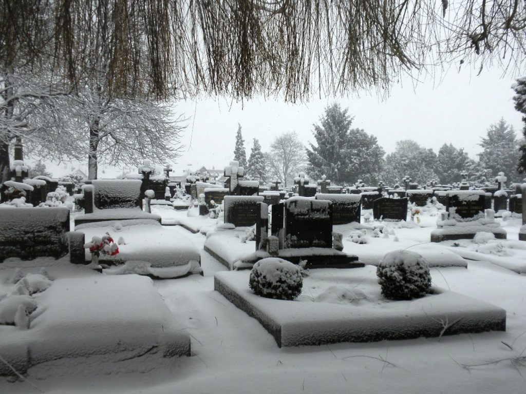 Temetői nagykereszt Vágán