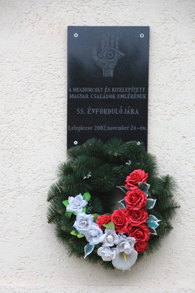 Meghurcolt és kitelepített magyar családok emléktáblája