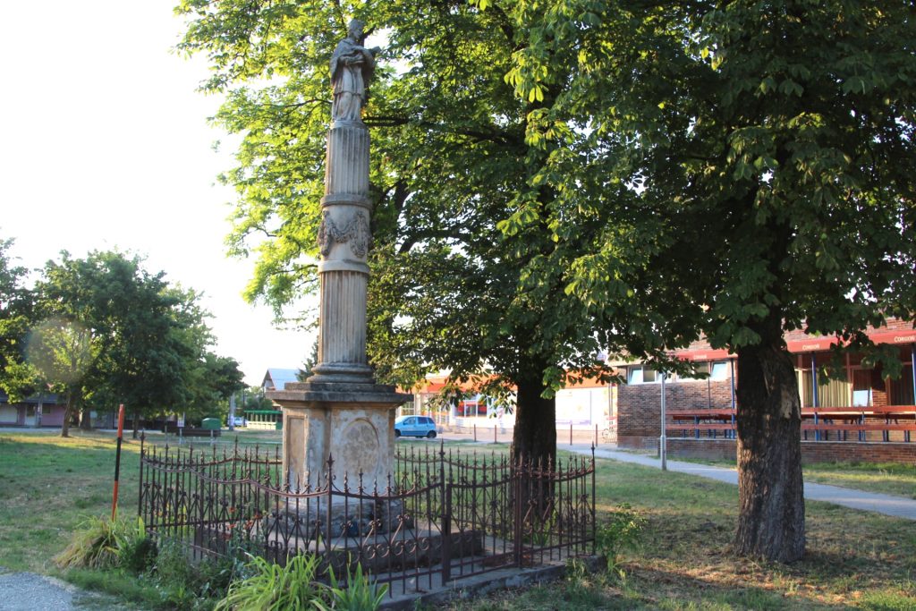 Nepomuki Szent János szobor
