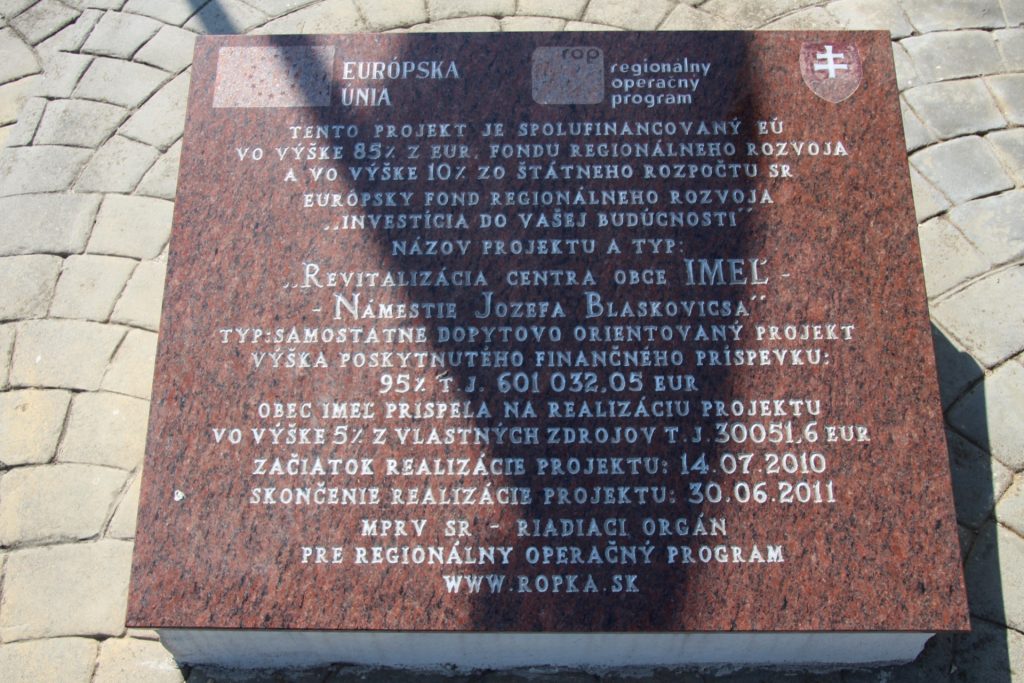 A falu alapításának emlékműve