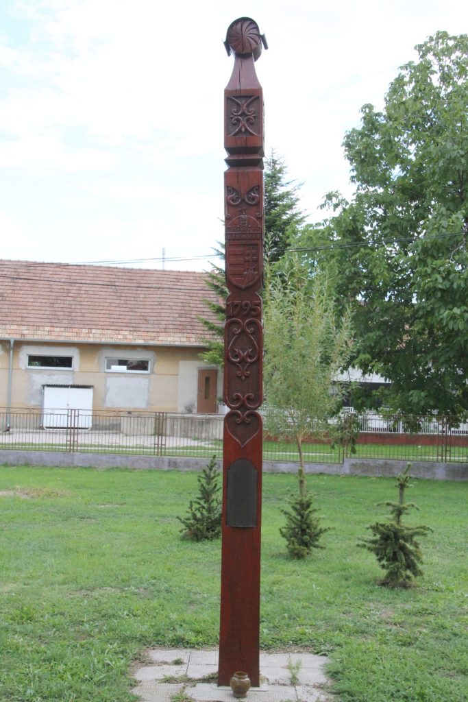 A közösség tanítóinak kopjafája