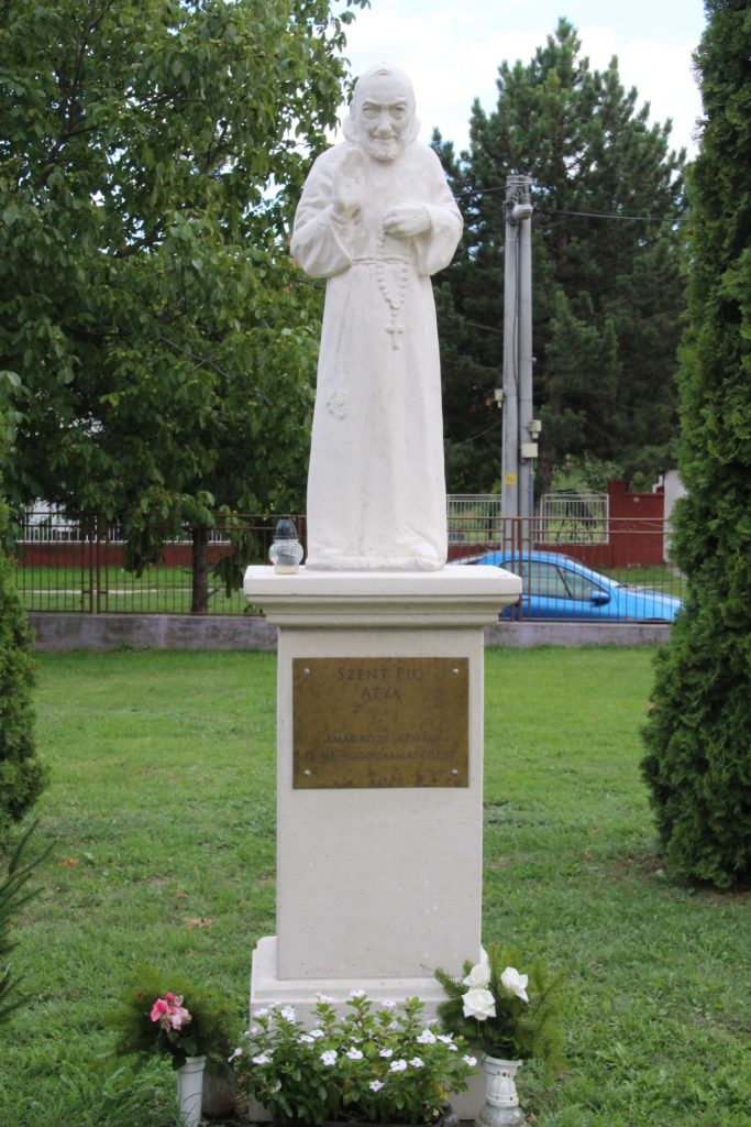 Szent Pio atya szobra