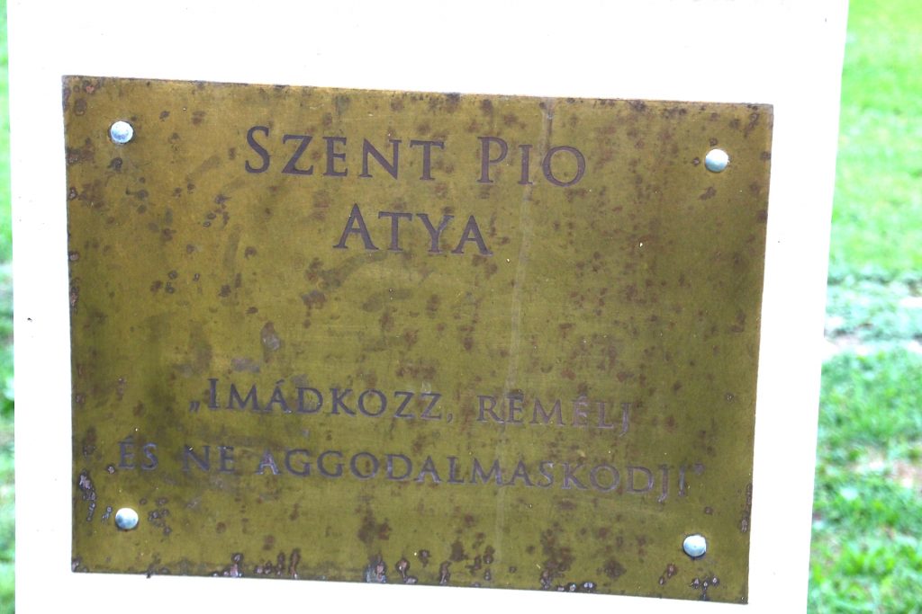 Szent Pio atya szobra