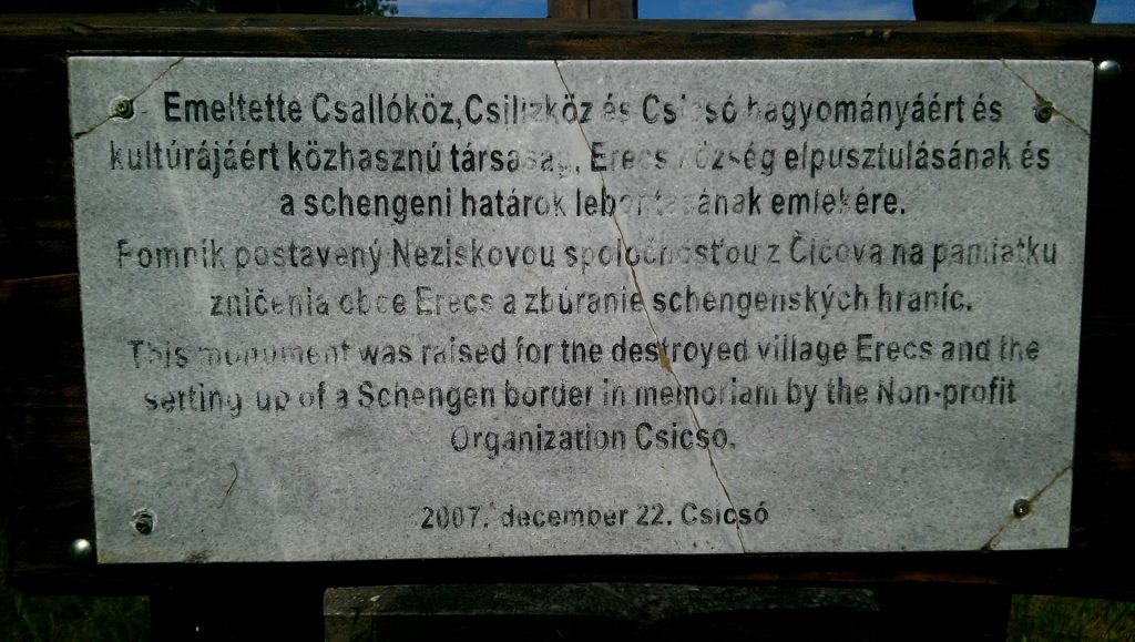 Emlékmű Erecs község elpusztulásának és a schengeni határok lebontásának emlékére