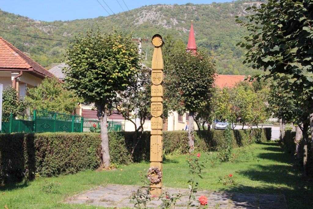 Kopjafa a falu első írásos említésének emlékére