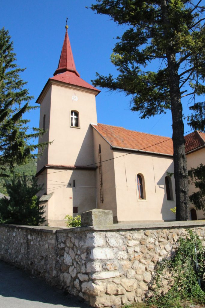 Szentháromság tiszteletére szentelt római katolikus templom