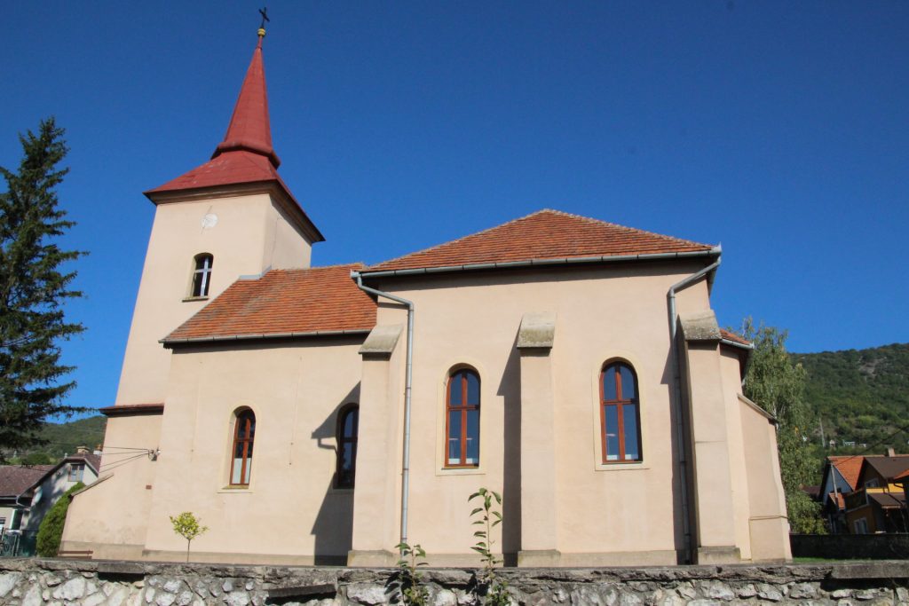 Szentháromság tiszteletére szentelt római katolikus templom