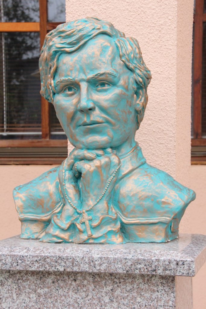 Mécs László szobra
