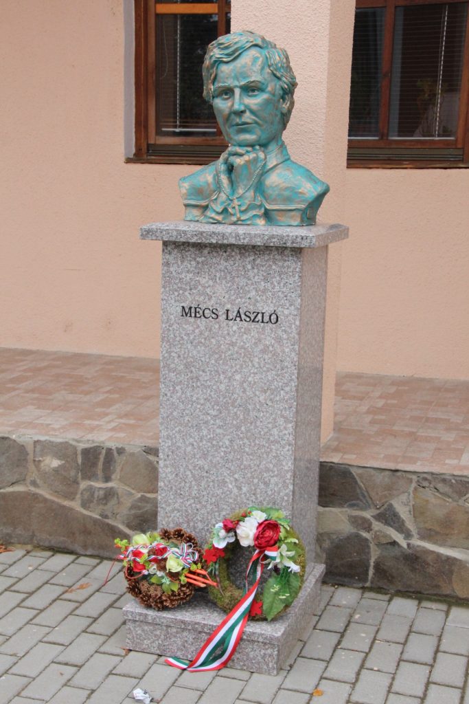 Mécs László szobra