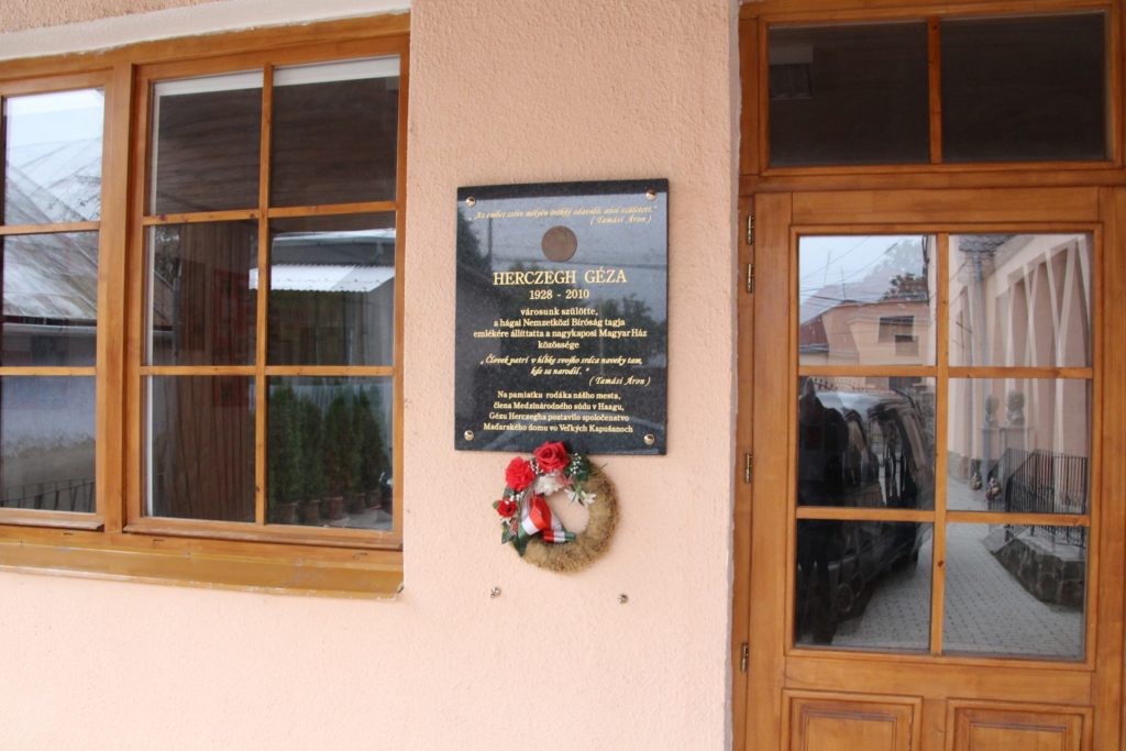 Herczegh Géza emléktáblája