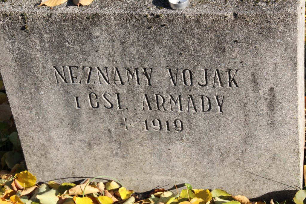 Katonasírok a tornaljai kinti temetőben