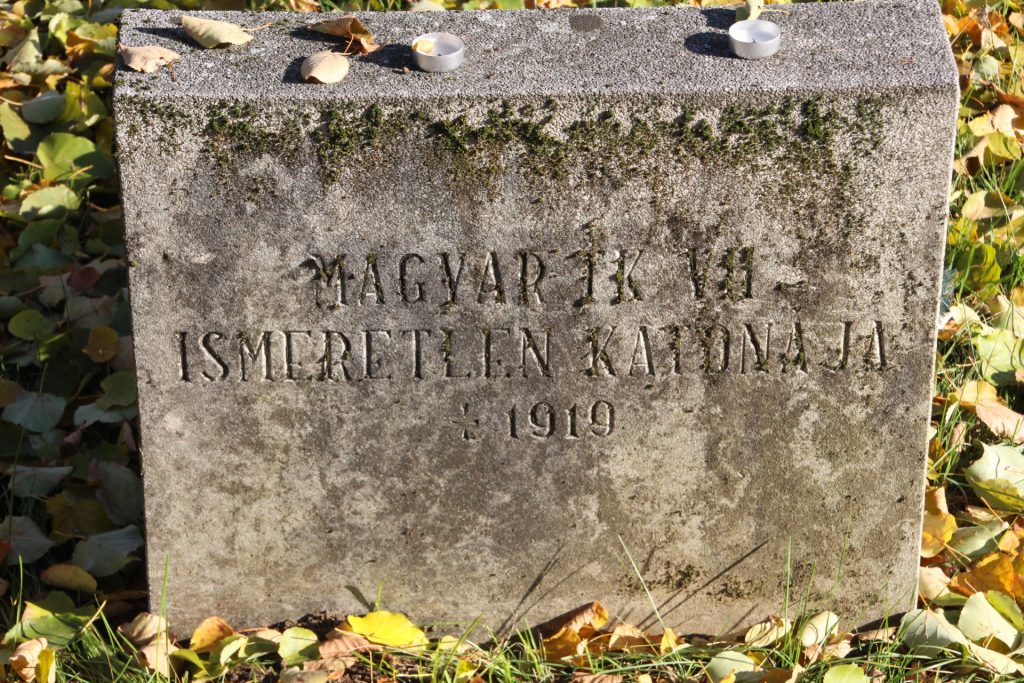 Katonasírok a tornaljai kinti temetőben