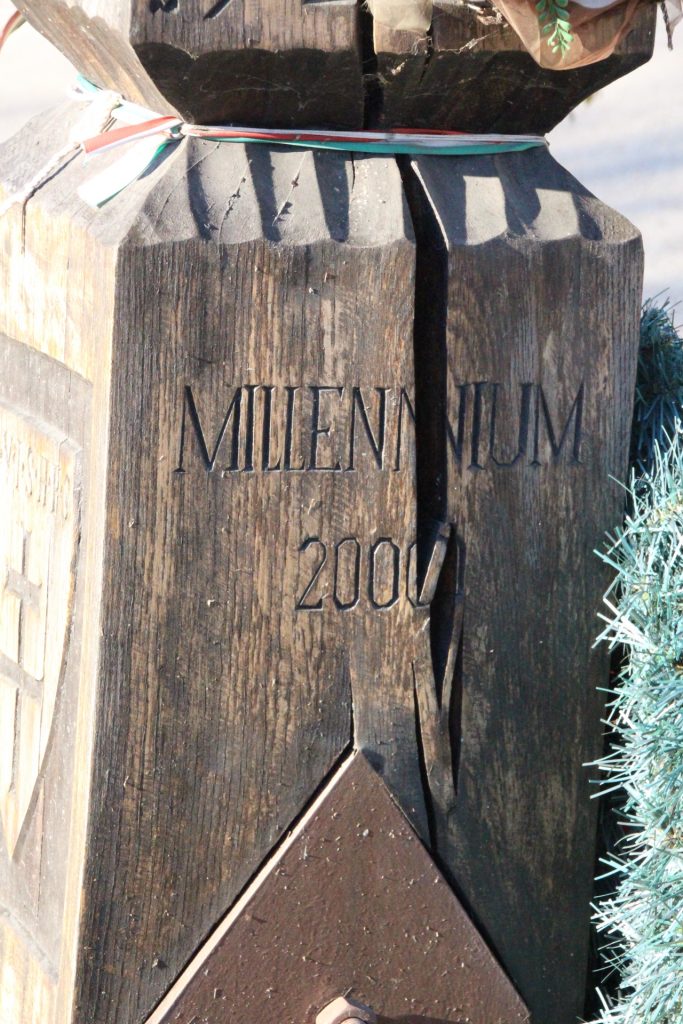 Millenniumi emlékoszlop a Szent Koronával