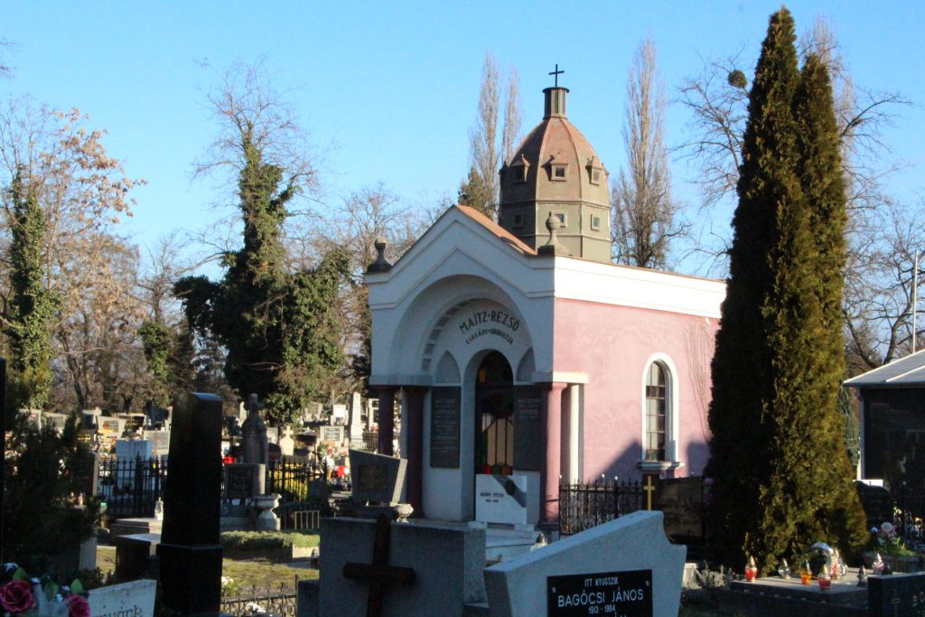 Maitz Rezső családi sírboltja
