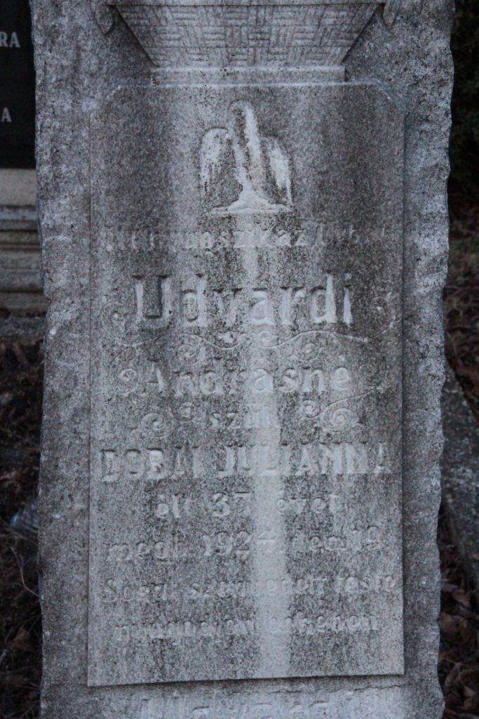 Udvardi András és Andrásné sírja