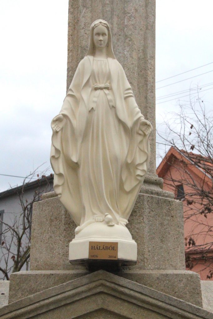 A pénteksúri Szentháromság szobor