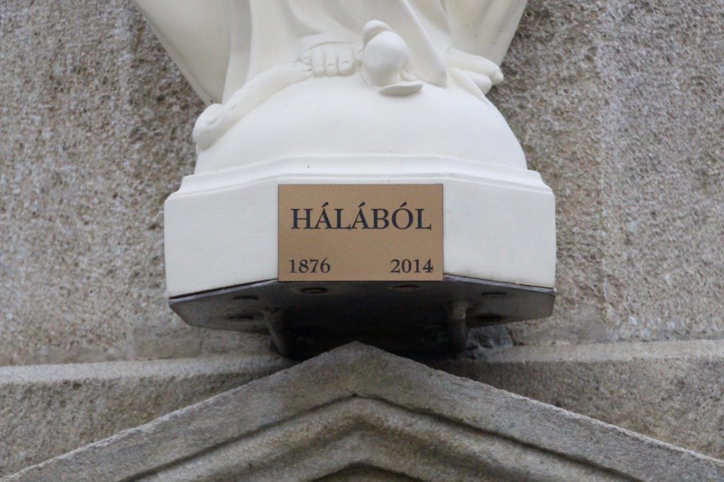 A pénteksúri Szentháromság szobor