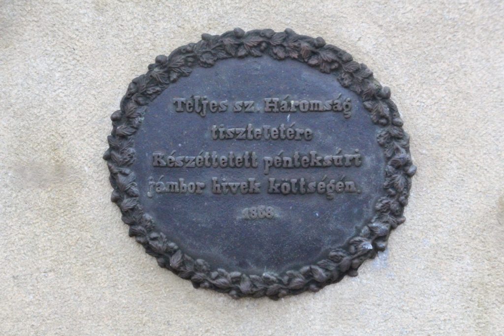 A pénteksúri Szentháromság szobor
