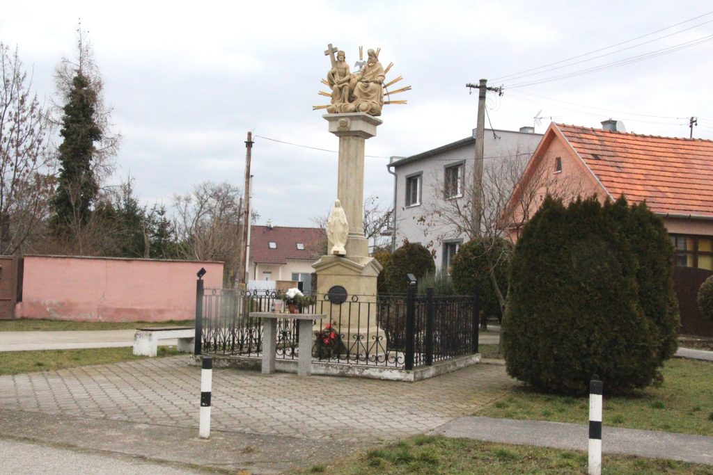 A pénteksúri Szentháromság szobor