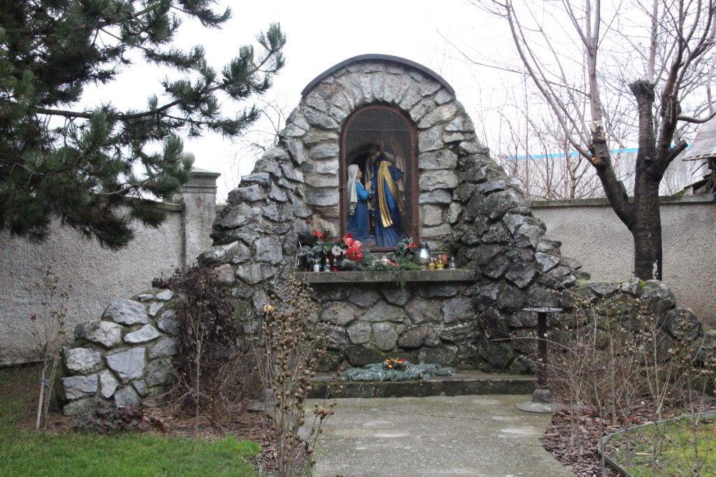 Lourdesi barlang Egyházfán