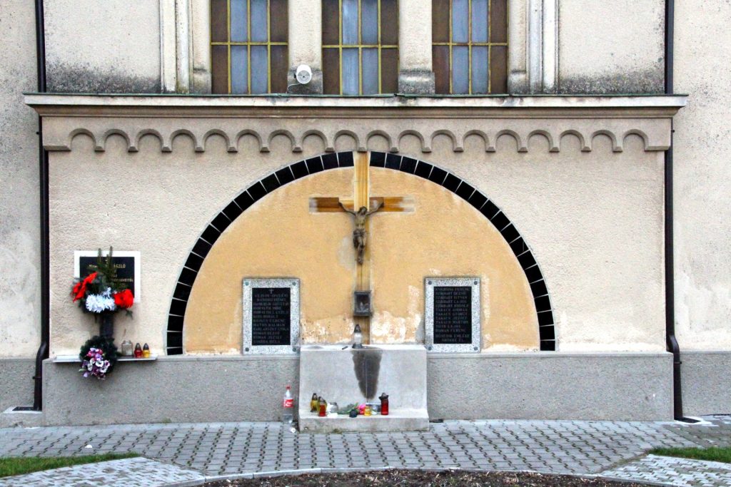 A hősök szobra, a 2. világháború emléktáblái