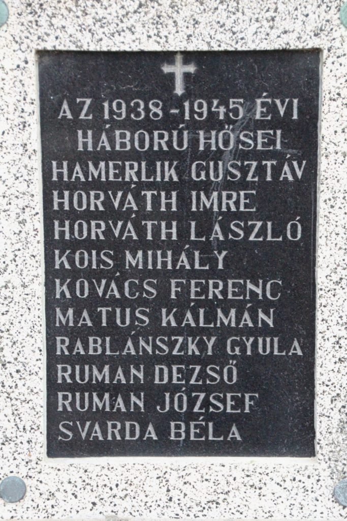 A hősök szobra, a 2. világháború emléktáblái