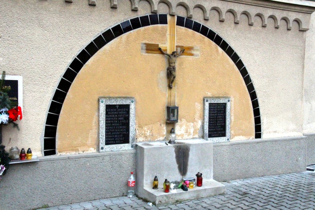 A hősök szobra, a 2. világháború emléktáblái