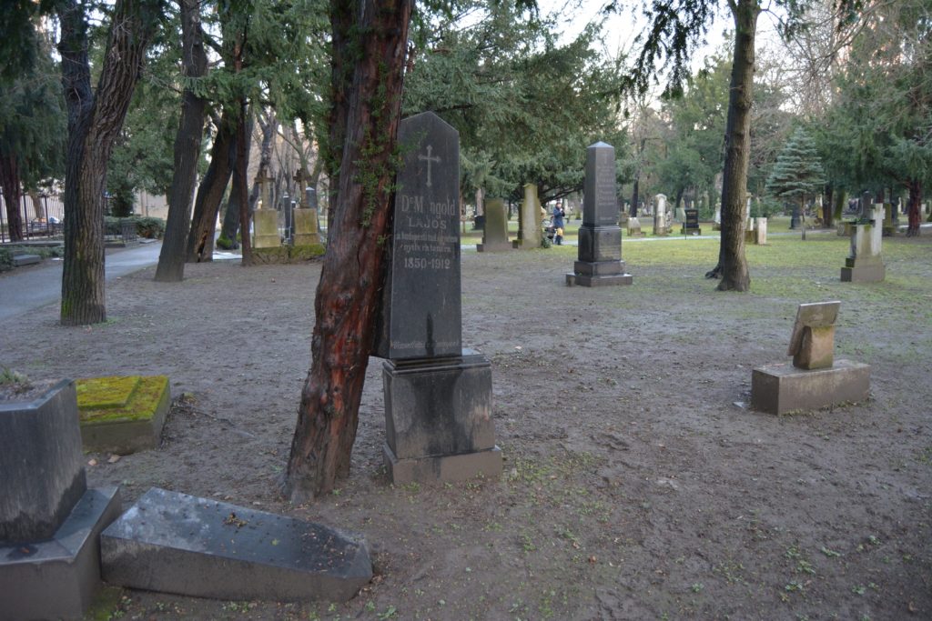 Mangold Lajos síremléke
