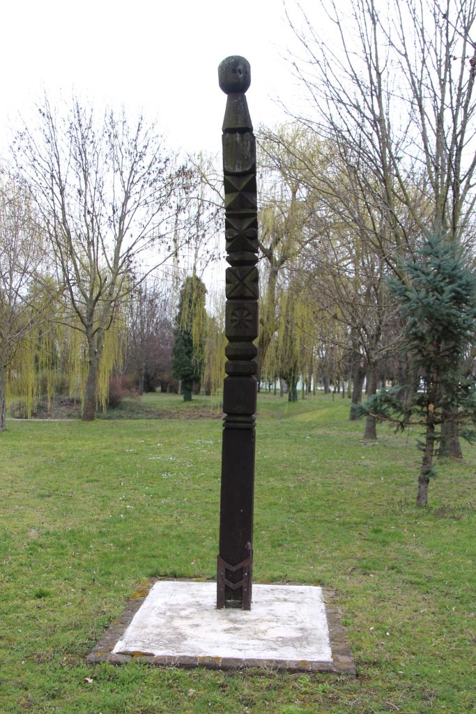 Elődeink emlékére kopjafa