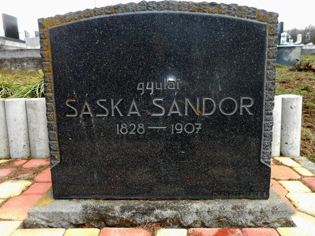 Sáska Sándor huszárhadnagy síremléke és kopjafája