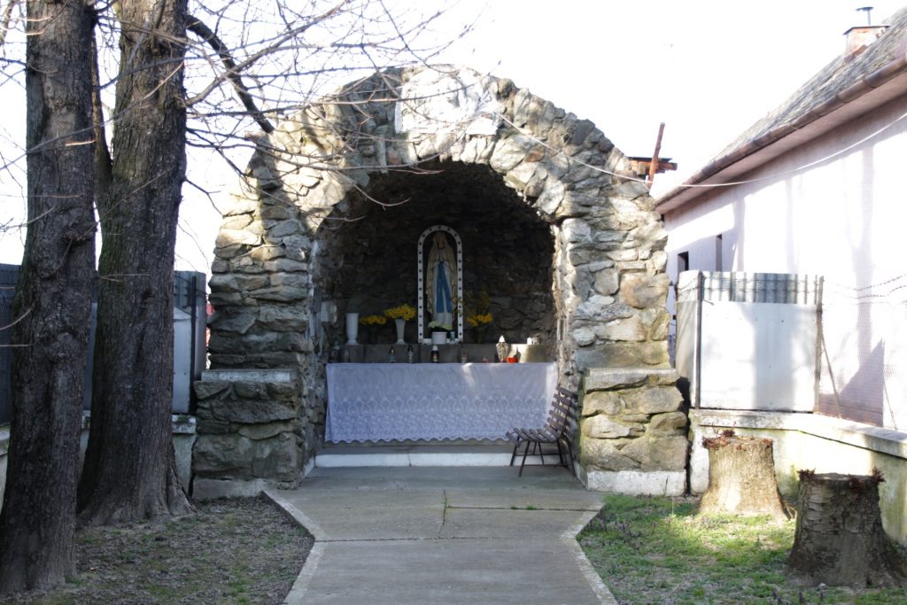 Lourdes-i barlang Vőkön