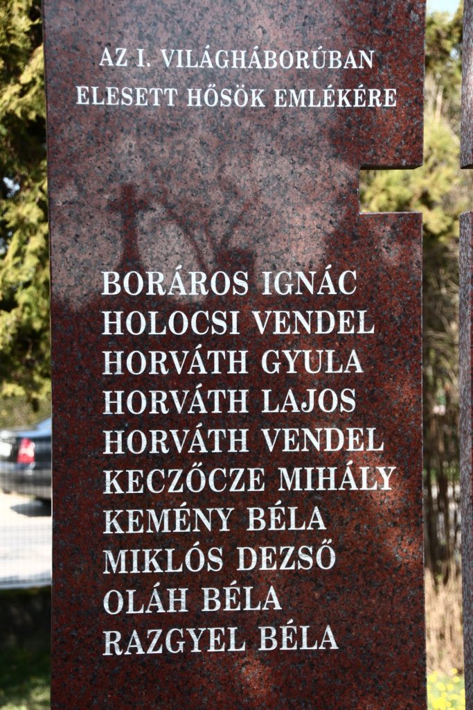 Az első és második világháborúban elesett hősök emlékműve