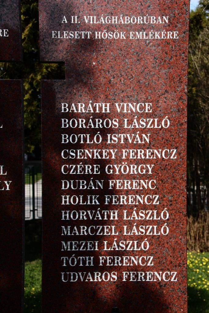Az első és második világháborúban elesett hősök emlékműve