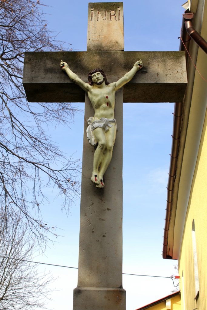 Kereszt a templomkertben
