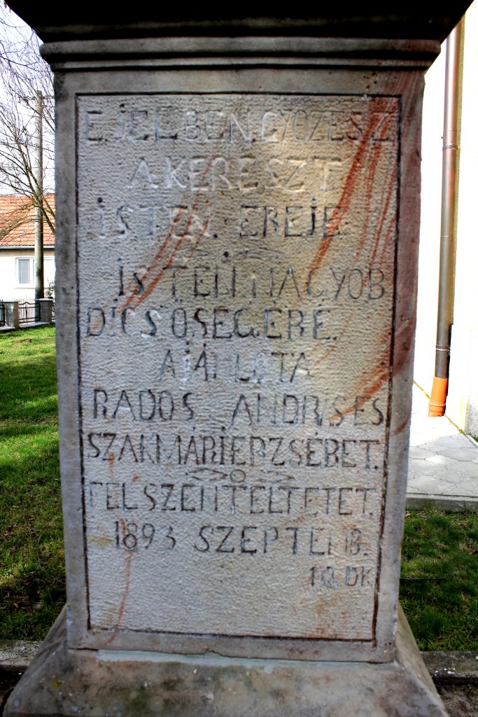 Kereszt a templomkertben