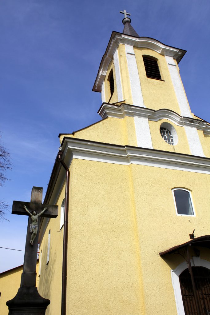 Kereszt a templomkertben