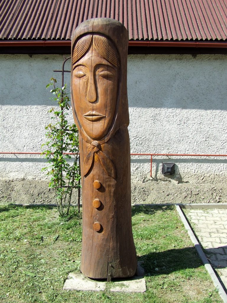 Kendős hölgy szobra