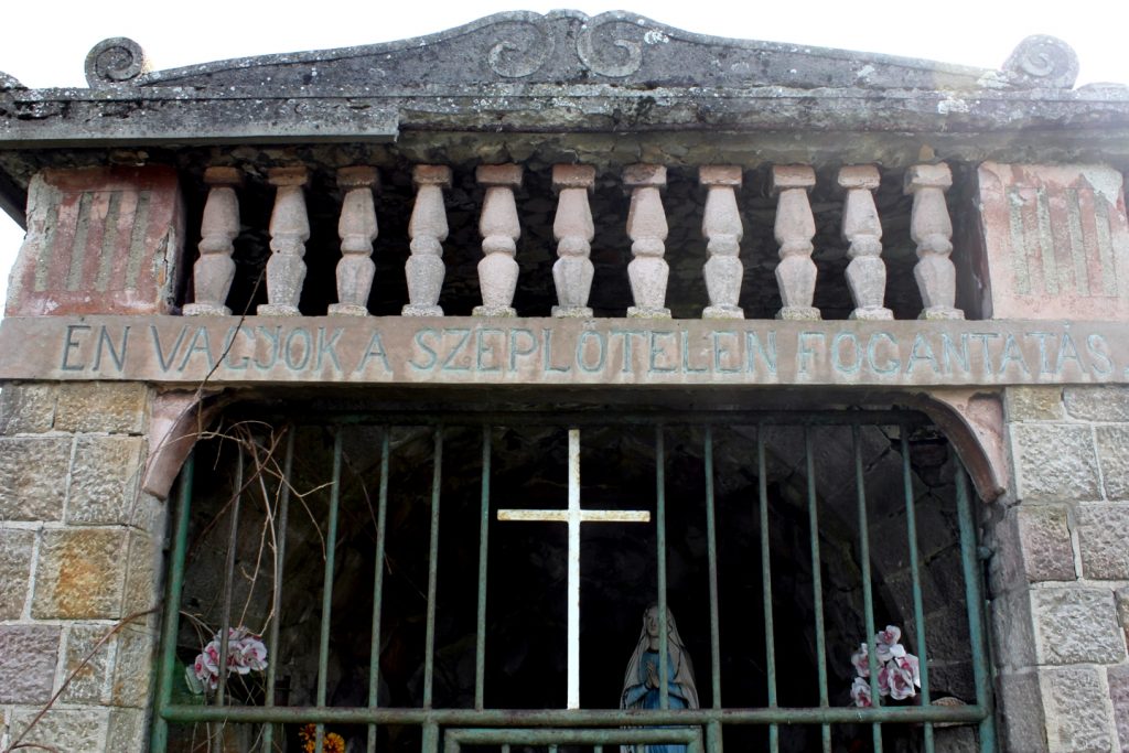 Lourdes-i barlang a Szabó malom mellett