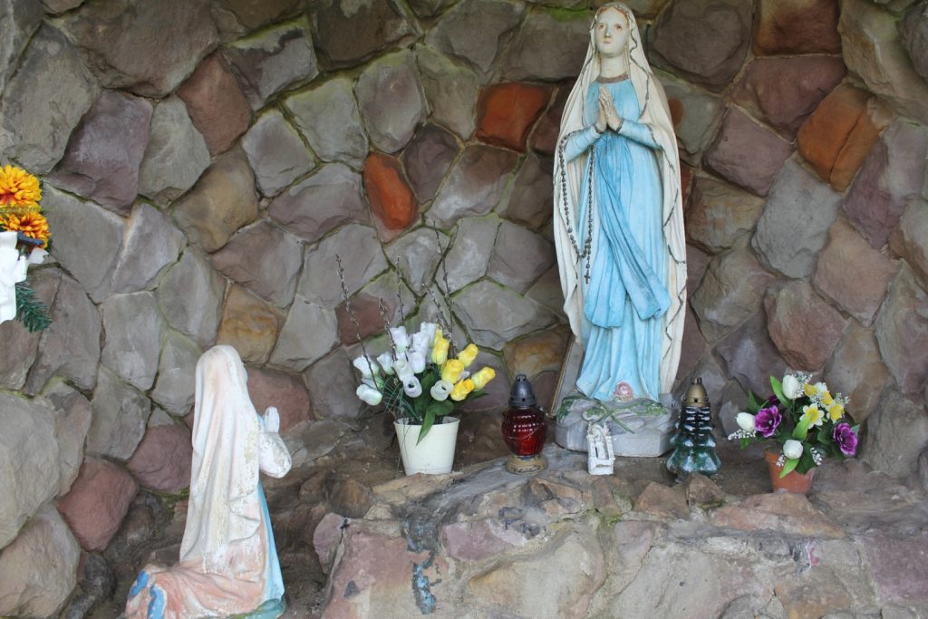 Lourdes-i barlang a Szabó malom mellett